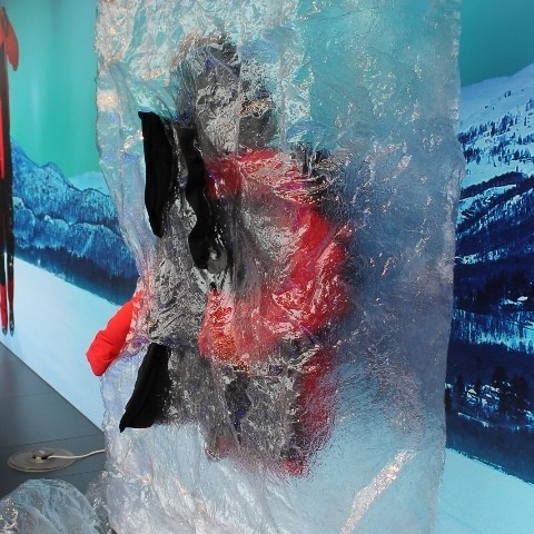 Jacke im Eisblock - teilweise vereist Jacke im Eisblock - teilweise vereist