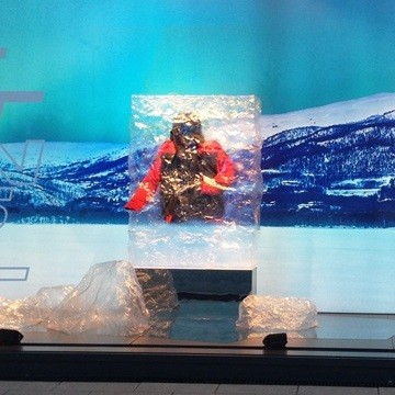 Jacke im Eisblock - teilweise vereist Jacke im Eisblock - teilweise vereist