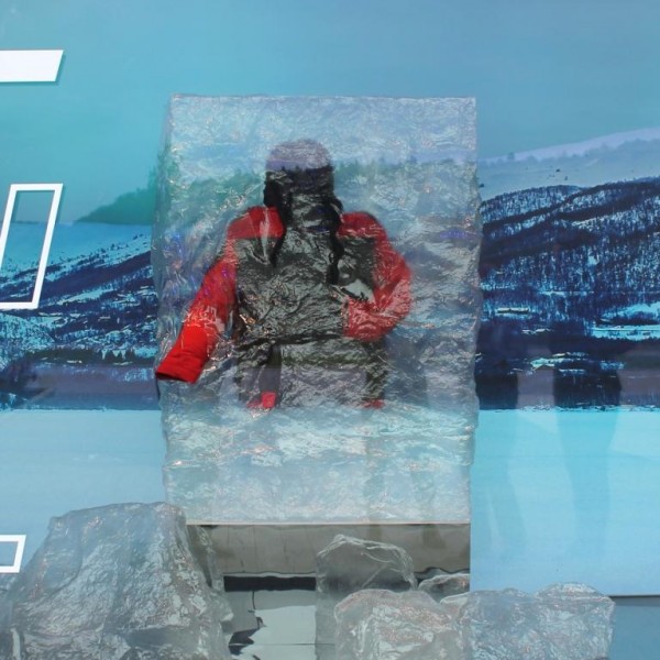 Jacke im Eisblock - teilweise vereist Jacke im Eisblock - teilweise vereist