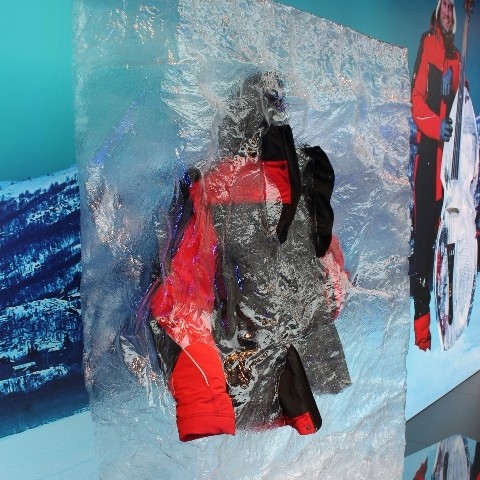 Jacke im Eisblock - teilweise vereist Jacke im Eisblock - teilweise vereist